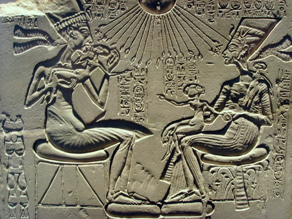 Akhenaten, Nefertiti and their daughters beneath the rays of the Aten, an Amarna-style house altar — Neues Museum, Berlin