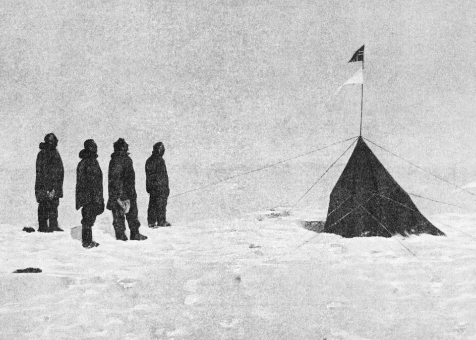 남극점의 천막 「폴헤임」과 노르웨이 깃발 앞의 아문센 일행 (1911년 12월)