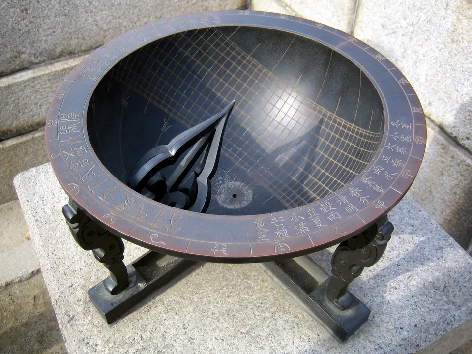 Angbu ilgu at Gyeongbokgung — a bowl-shaped sundial showing the hour and the season
