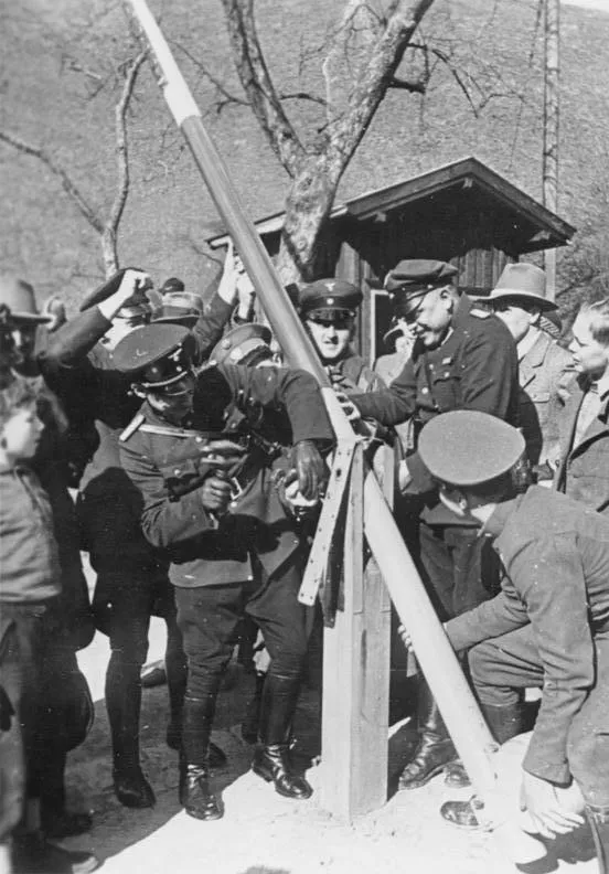 병합 뒤 독일·오스트리아 국경의 차단기를 걷어 내는 국경 관리들 — 1938년 3월