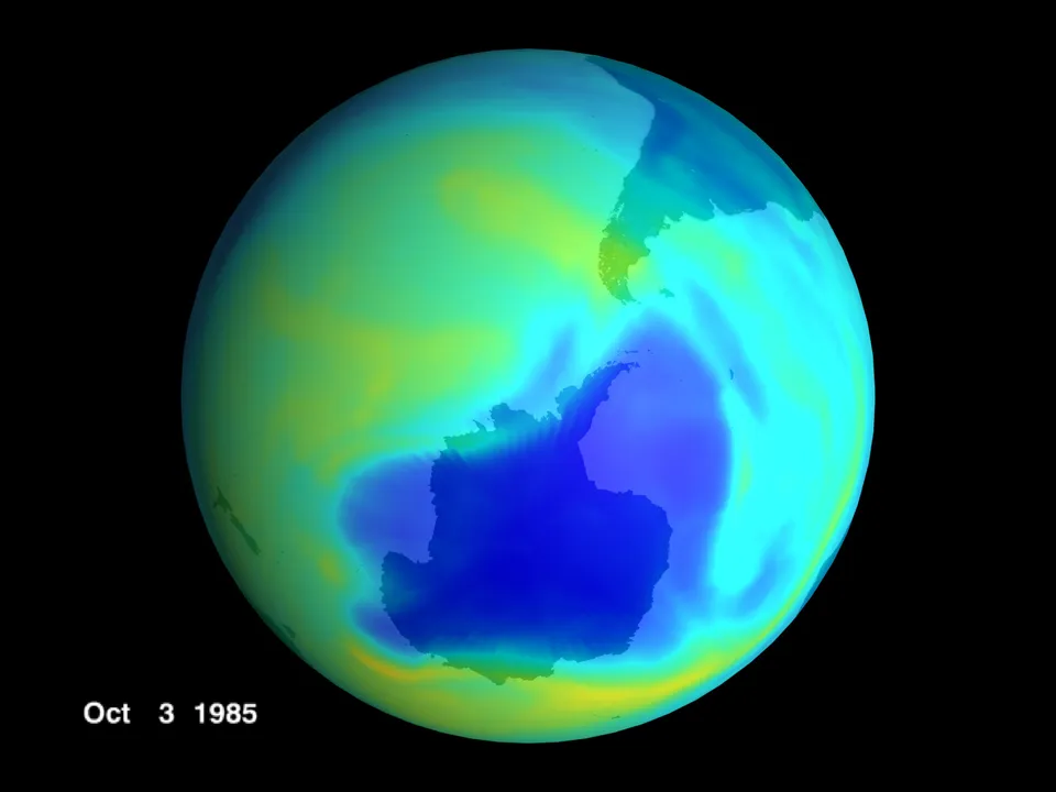 1985년 10월 3일 남극 하늘의 오존 — 파랗고 보랏빛인 곳이 오존 구멍 (NASA)