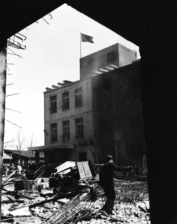 4·19 시위 때 부서진 건물 — 서울, 1960년 4월