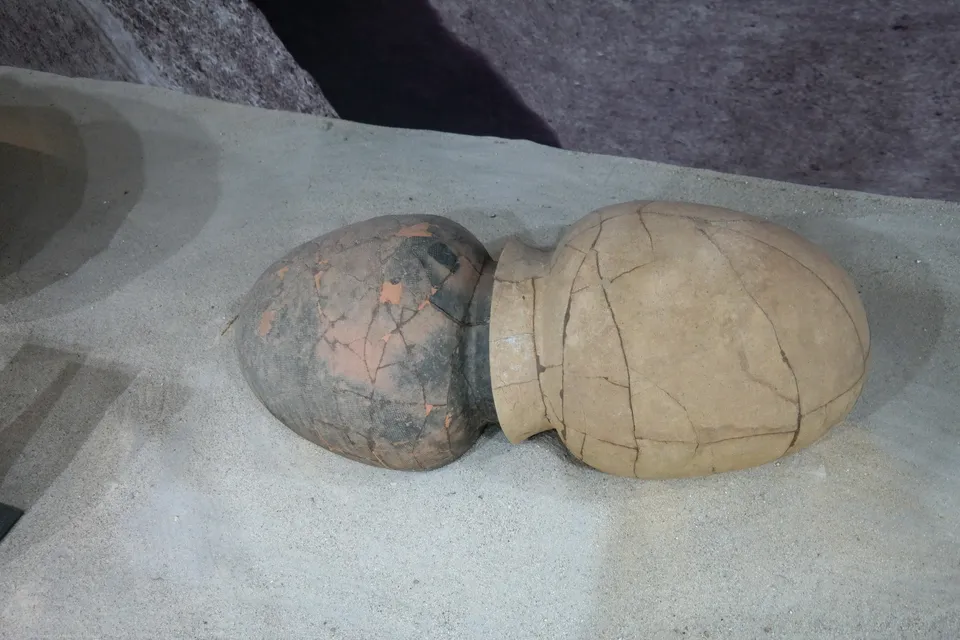 Large jar coffin from Yongho-dong, Naju — burial custom of the Mahan polities of the Yeongsan River, Gwangju National Museum