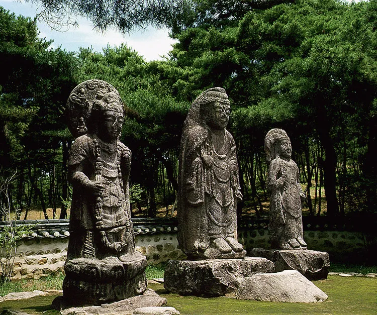 경주 배동 석조여래삼존입상 — 가운데 본존불과 양옆의 보살 (보호각을 세우기 전)