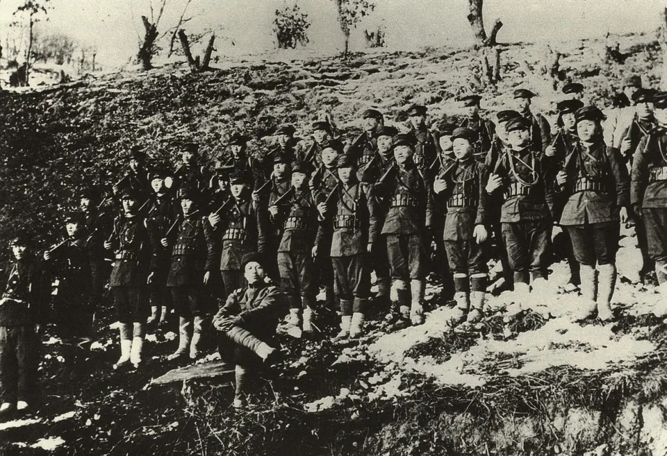 청산리 전투에서 이긴 뒤의 북로 군정서 대원들 — 앞줄 가운데가 김좌진, 1920년