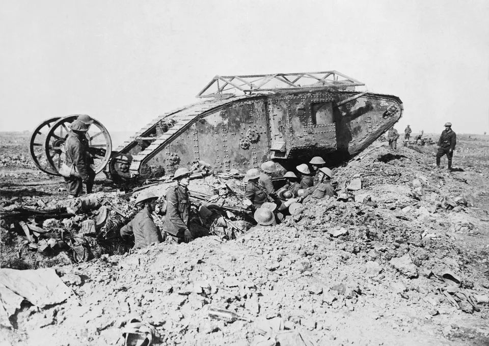 솜 전투에 처음 등장한 영국의 마크 I 전차 — 티에발 근처, 1916년 9월 25일