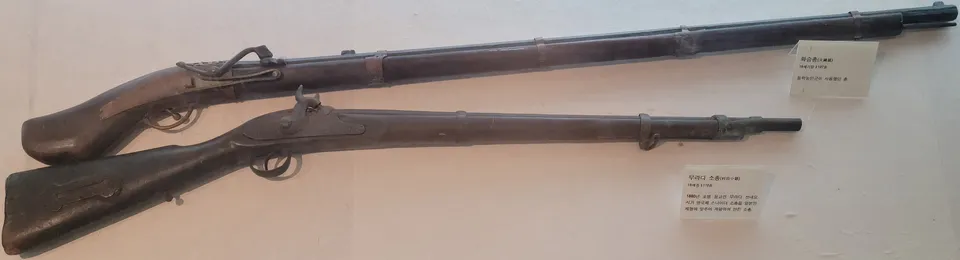 A peasant army matchlock and a Japanese Murata rifle — Donghak Peasant Revolution Memorial Hall