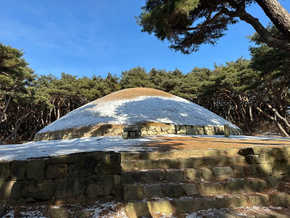 경주 선덕여왕릉 — 비담의 난 중에 세상을 떠난 선덕여왕의 무덤