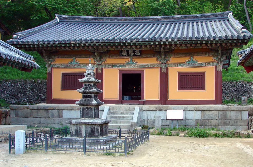 안동 봉정사 극락전 — 주심포 양식에 맞배지붕, 가장 오래된 목조 건물