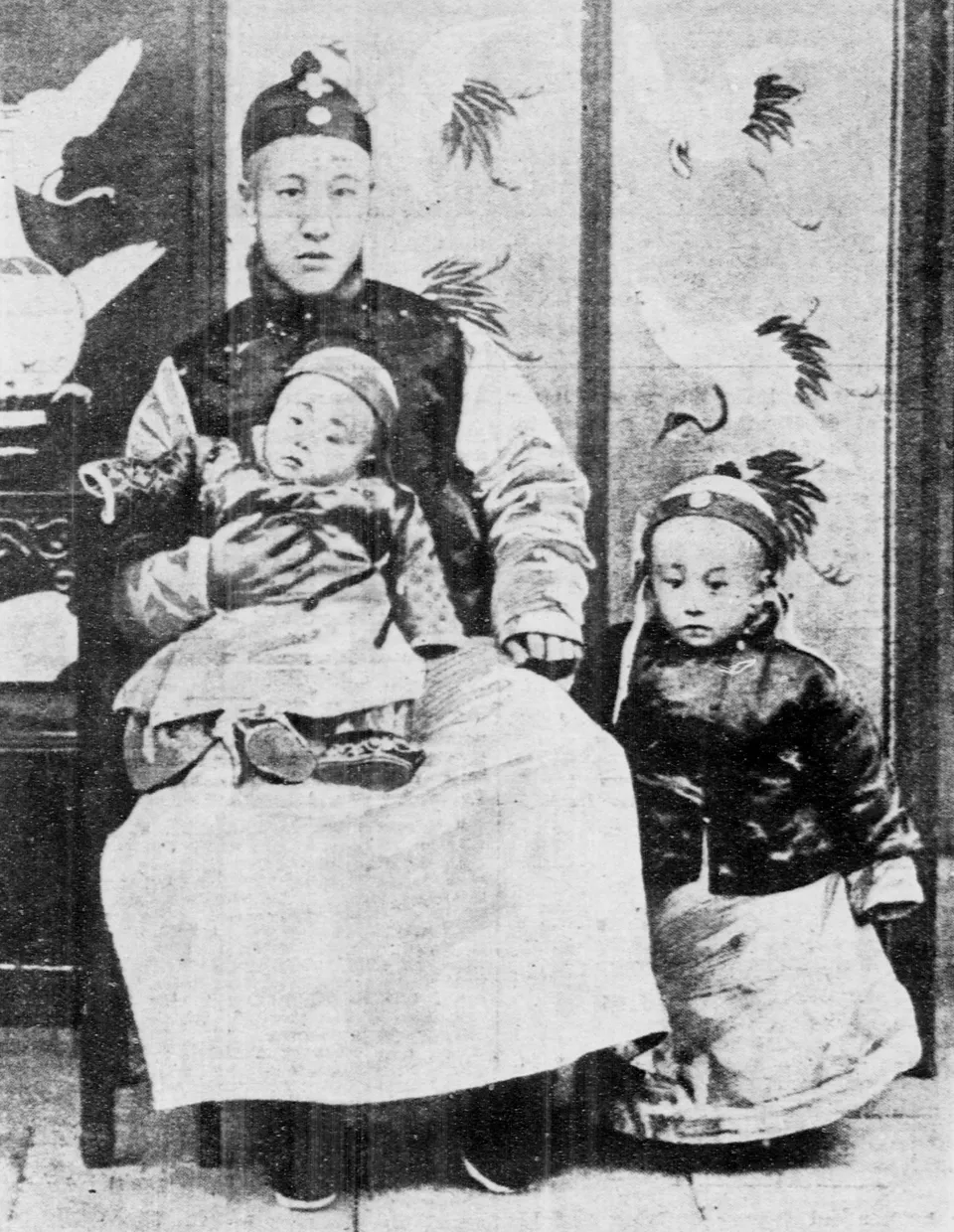 섭정왕 재풍과 두 아들 — 서 있는 아이가 세 살에 즉위한 선통제 푸이, 1909년 무렵