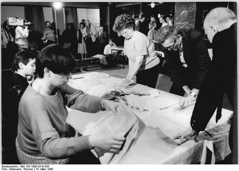 Public vote count at a polling station in Berlin-Mitte — photo by Thomas Uhlemann, 18 March 1990, German Federal Archives