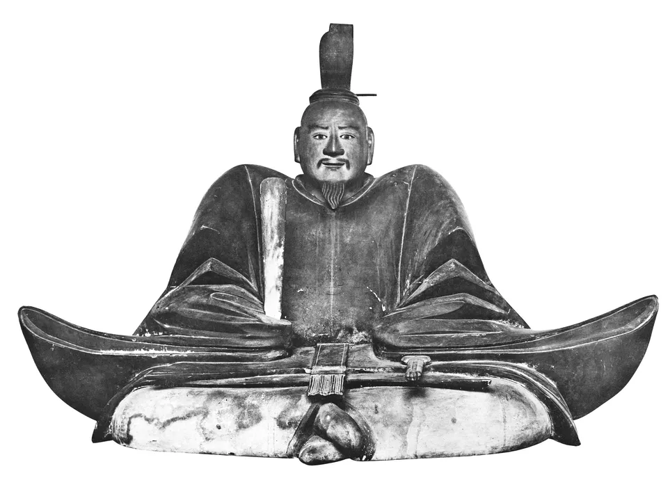 아시카가 요시아키 목조 좌상 — 교토 도지인 레이코덴 (1941년 『국사 초상 집성』의 사진)