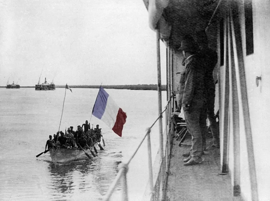 Marchand’s boat approaching Kitchener’s gunboat at Fashoda, 1898