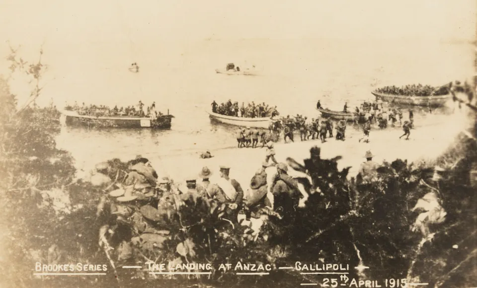 앤잭 코브에 상륙하는 오스트레일리아군 — 1915년 4월 25일