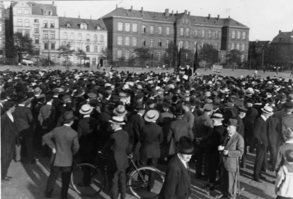 Sailors and workers assembled on the Wilhelmplatz in Kiel, 10 November 1918