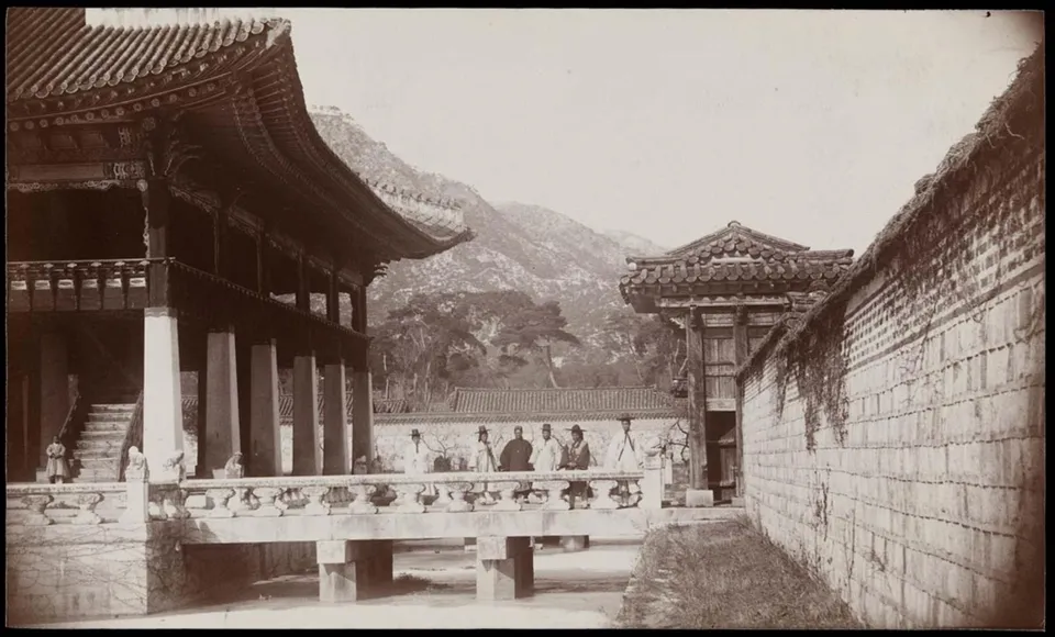 중건한 경복궁 경회루 — 1884년 퍼시벌 로웰 사진