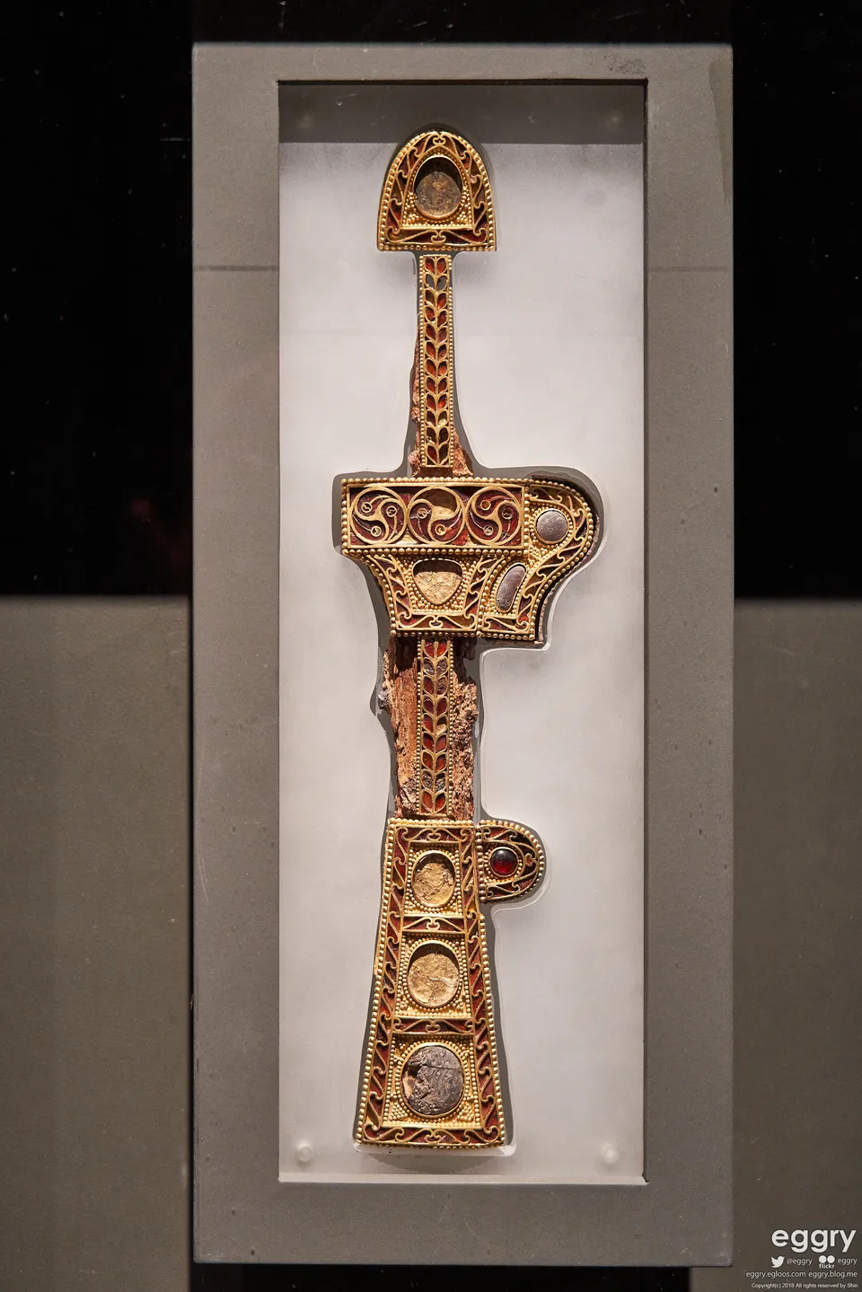 Ornamented dagger from Gyerim-ro, Gyeongju — garnets set in gold in a Western Asian style