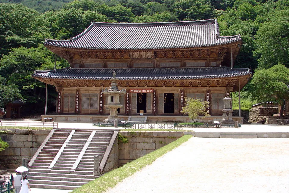 Gakhwangjeon, Hwaeomsa, Gurye, with the stone lantern in front