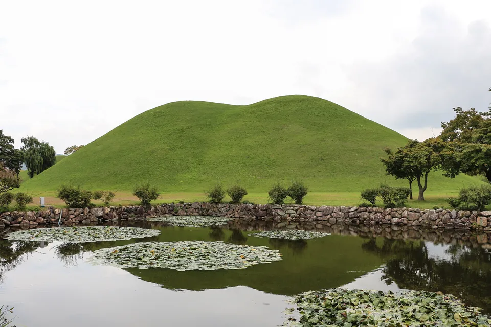 경주 대릉원의 황남대총 — 남분과 북분이 붙은 신라 최대의 쌍무덤