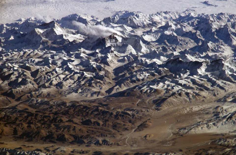 국제 우주 정거장에서 본 히말라야산맥 — 인도가 아시아를 밀어 솟은 산줄기 (NASA)