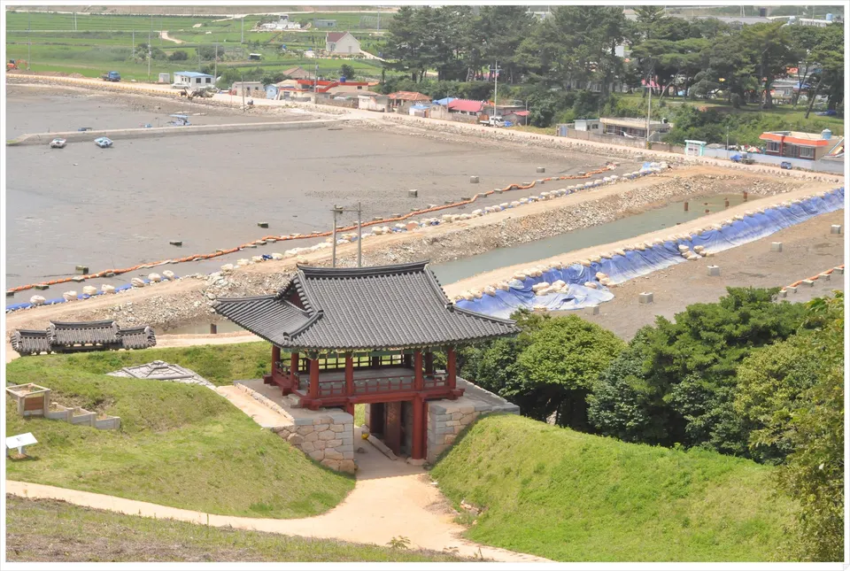 Outer gate of Cheonghaejin seen from the inner gate — Jang Bogo’s base on Jangdo, Wando