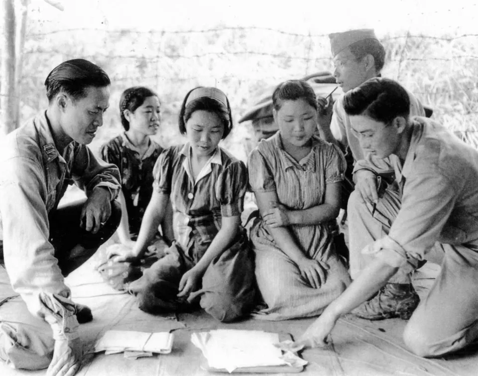 미얀마 미치나에서 미군에 구출된 한국인 "위안부" 여성들 — 1944년 8월 14일