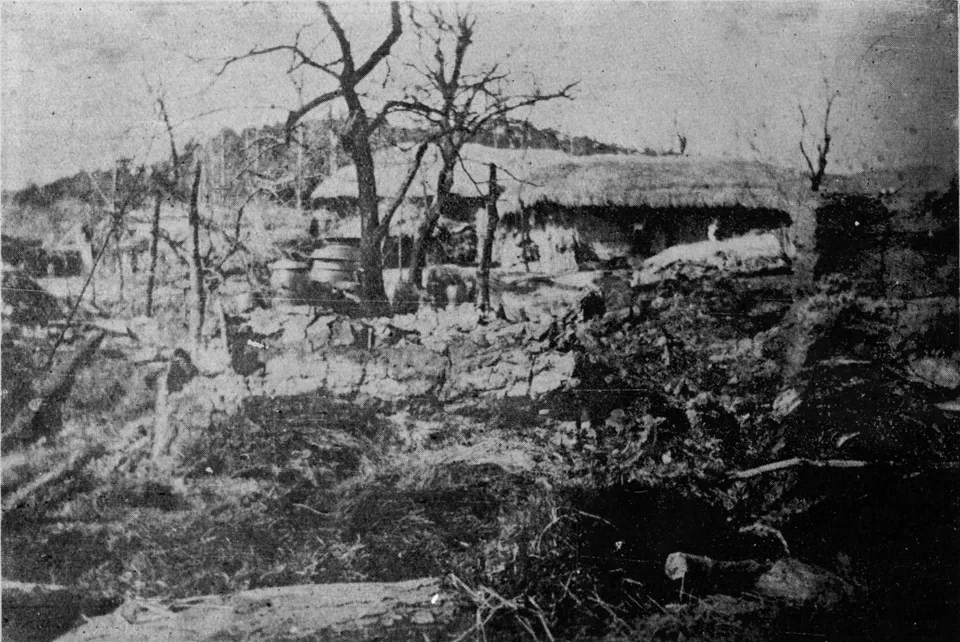 학살 뒤 불타고 집 한 채만 남은 제암리 — 1919년