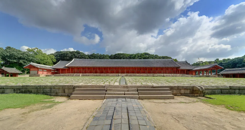 Jeongjeon of Jongmyo — a long hall extended sideways for each new spirit chamber