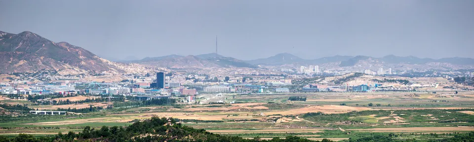 남쪽에서 바라본 개성 공단(왼쪽)과 개성 시내 — 2015년