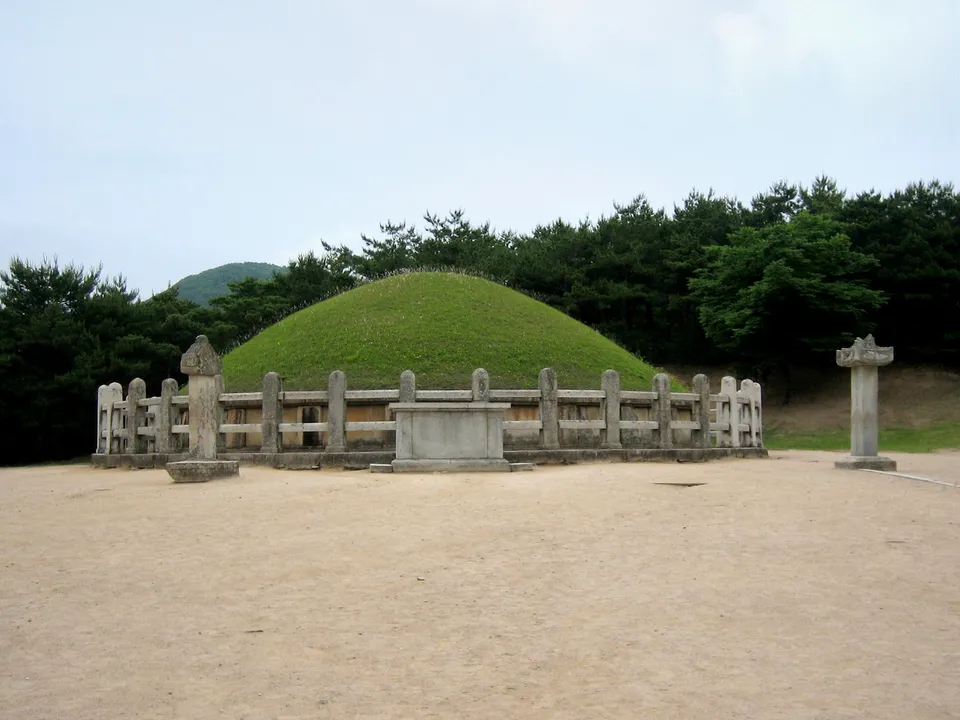 경주 김유신 묘 — 12지신상을 새긴 둘레돌과 돌난간을 둘렀다
