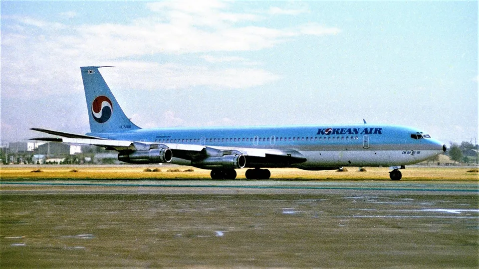 폭파되기 두 달 전의 대한항공 858편 기체(보잉 707, HL7406) — 나고야 공항, 1987년 10월