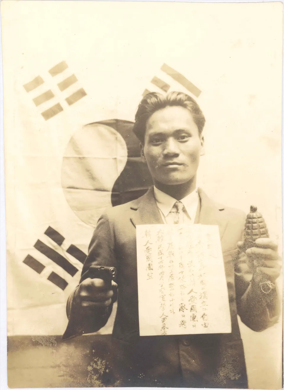 한인 애국단 선서문을 가슴에 단 윤봉길 — 1932년 4월 26일
