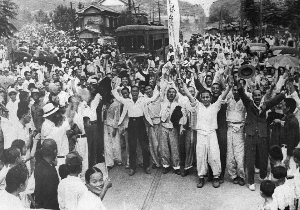 서대문 형무소에서 풀려난 독립운동가들과 환영하는 시민 — 1945년 8월 16일