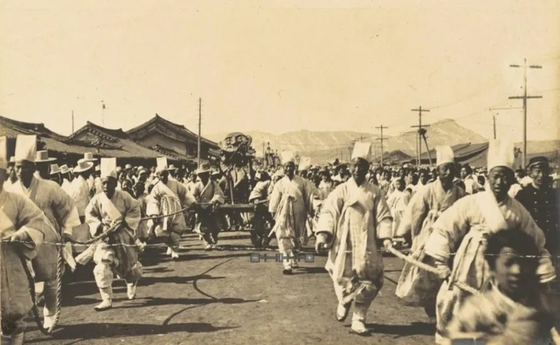 Funeral procession of Min Yeong-hwan, 1905