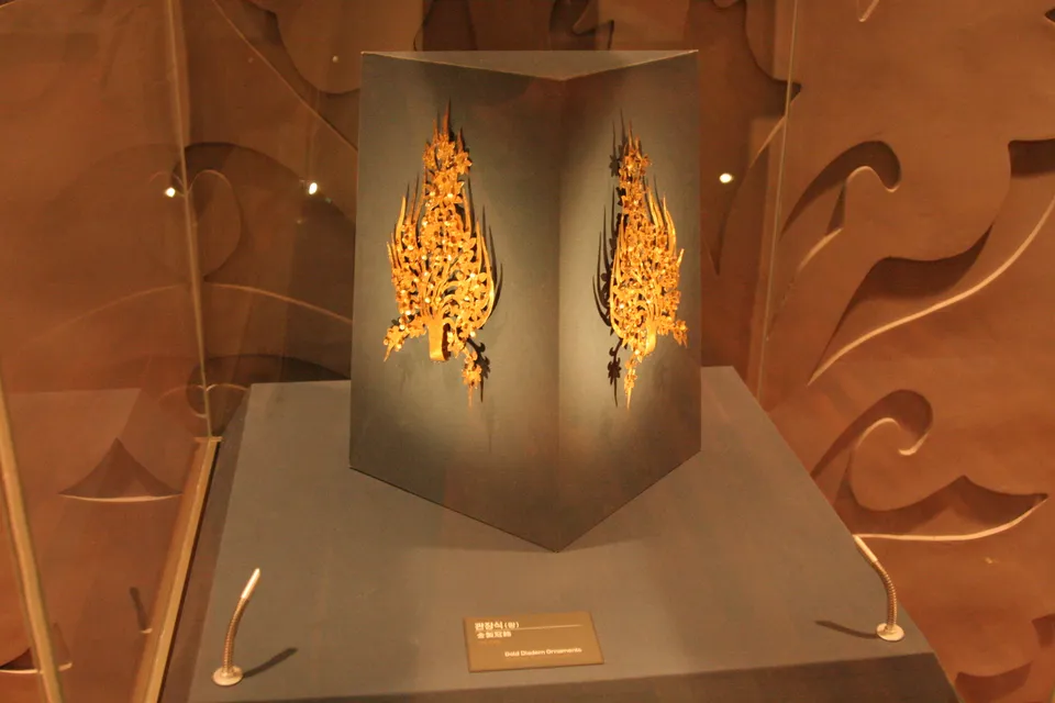 Gold diadem ornaments of King Muryeong from his tomb — Gongju National Museum