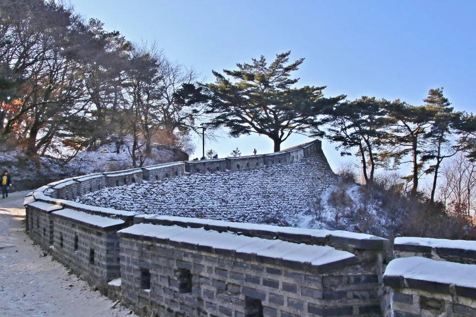 산줄기를 따라 이어진 남한산성 성벽