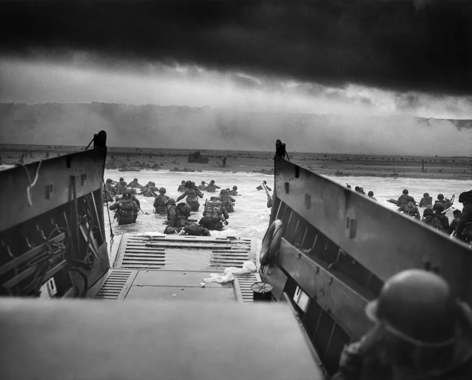 "죽음의 아가리 속으로" — 오마하 해변에 오르는 미국 제1보병 사단, 1944년 6월 6일 (로버트 사전트)