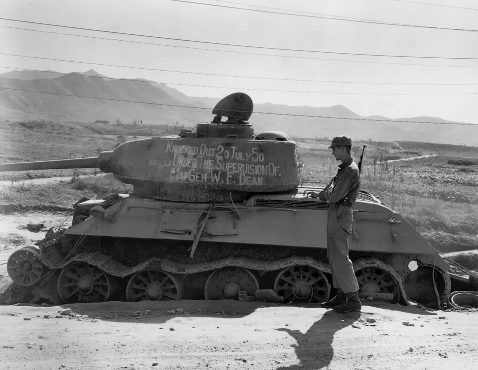 대전 전투에서 파괴된 북한군 T-34 전차 — 1950년 7월 20일