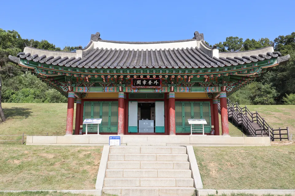 강화도의 외규장각 (복원) — 병인양요 때 프랑스군이 의궤를 가져가고 불태웠다