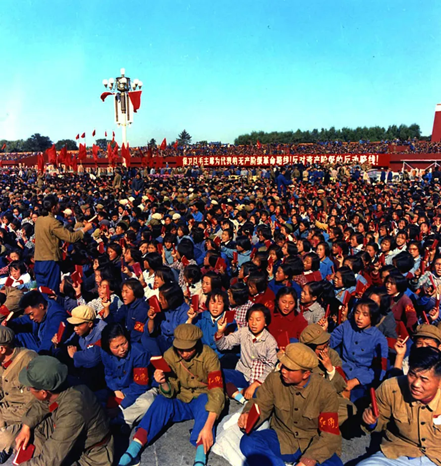Red Guards in Tiananmen Square waiting to be received by Mao — photograph by Meng Zhaorui, 15 September 1966