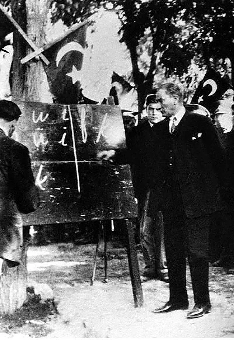 카이세리에서 새 튀르키예 문자를 소개하는 무스타파 케말 — 1928년 9월 20일