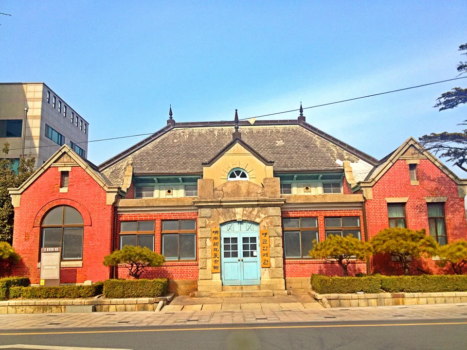 옛 군산 세관 — 호남의 쌀이 일본으로 실려 나가던 군산항의 세관 건물