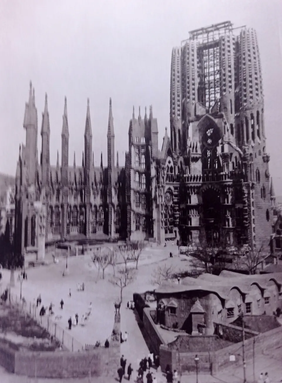 짓고 있는 사그라다 파밀리아의 탄생의 파사드 (1917)