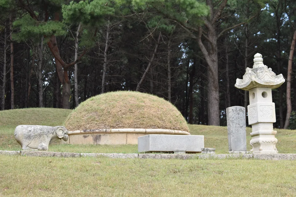 Tomb of Yi Gyu-bo, whose collected works record the metal-type printing of the Sangjeong Gogeum Yemun, Ganghwa