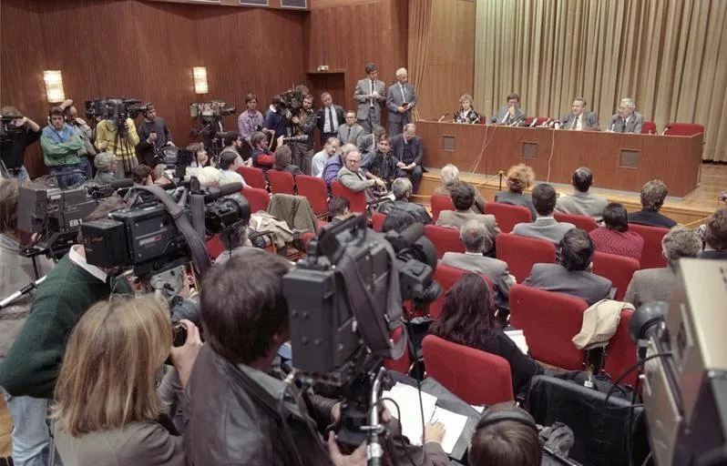 Günter Schabowski announces the new travel rules at his press conference — photo by Thomas Lehmann, 9 November 1989, German Federal Archives