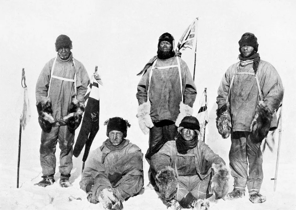남극점의 스콧 일행 — 바워스가 줄을 당겨 찍은 사진 (1912년 1월 18일)