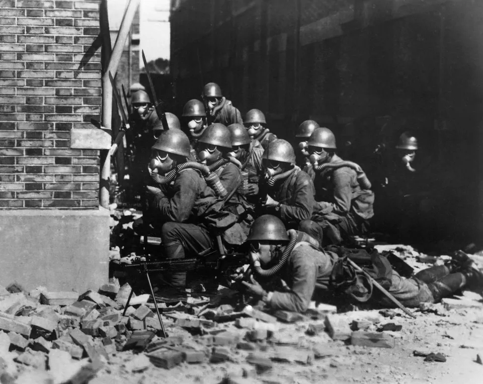 상하이 전투에서 방독면을 쓰고 진격을 준비하는 일본 해군 육전대 — 1937년 8월