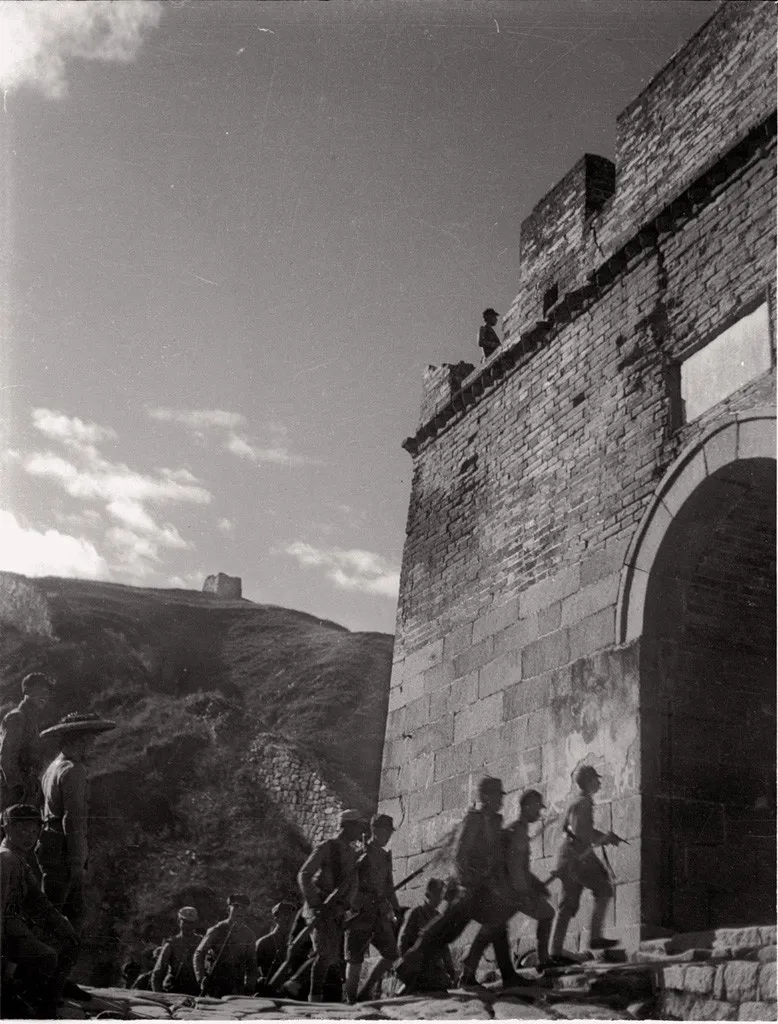 Eighth Route Army soldiers on the Great Wall — photograph by Sha Fei, 1937