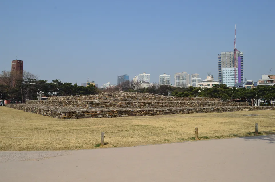 Seokchon-dong Tomb No. 3 — a stepped stone-mound tomb of Hanseong-period Baekje