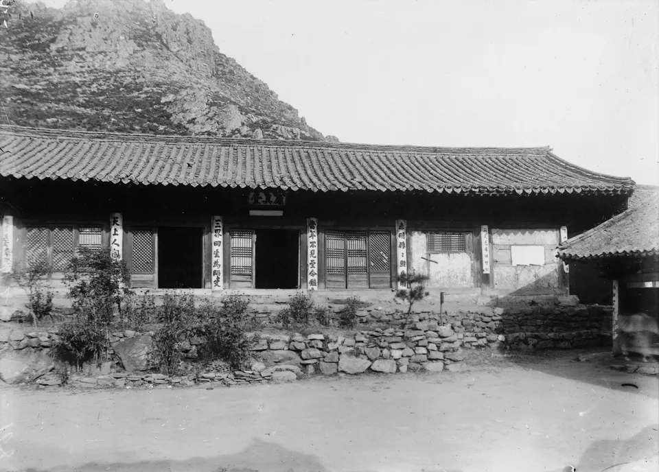 Eungjinjeon (Eungjindang), Seongbulsa, Hwangju — a glass-plate photograph from the colonial period